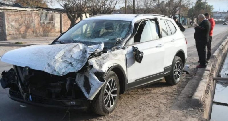 Accidente en Las Heras: mujer atropelló a dos motociclistas, siguió y chocó con un micro