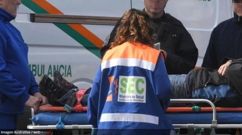 San Carlos: un conductor se descompensó, chocó contra un árbol y murió
