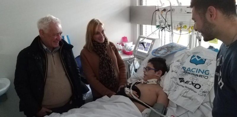 En un accidente murieron sus padres, él quedó cuadripléjico y los jugadores de Racing le darán una sorpresa