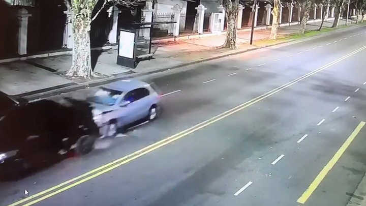 Manejaba borracho a gran velocidad, arrolló a un ciclista y después chocó contra otro auto