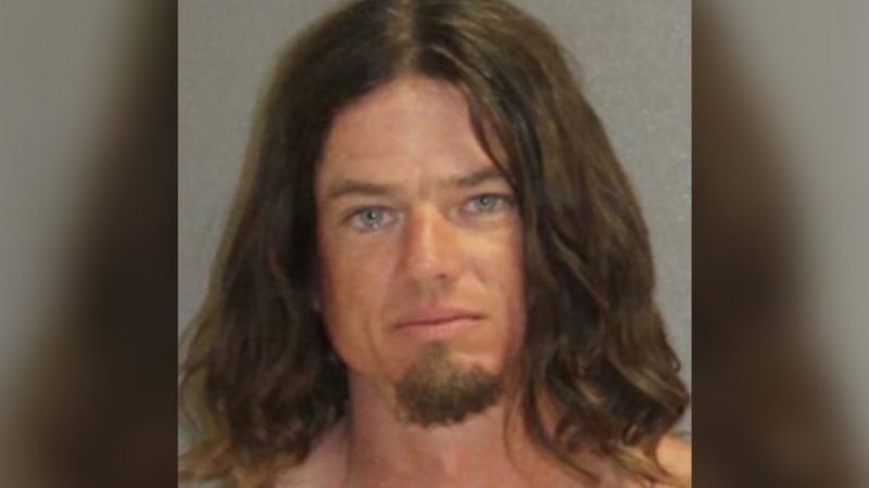Arrestaron en Florida a un hombre que arrojó a su hijo de 5 años al océano: dijo que quería enseñarlo a nadar