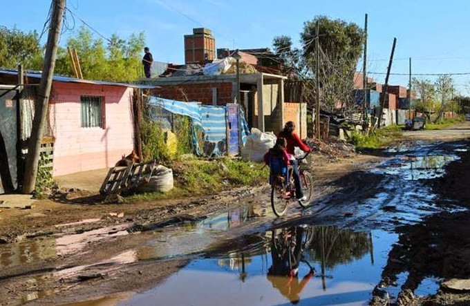 Obligaron a un colectivero a entrar a Villa Tranquila, lo golpearon y le amputaron un dedo