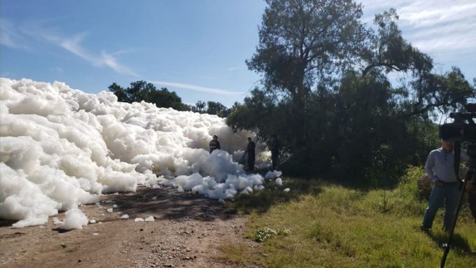 Quiso tomarse una selfie y se lo “tragó” una nube de espuma tóxica
