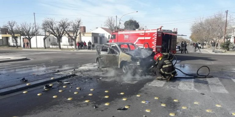 Se incendió un auto y una moto tras un choque