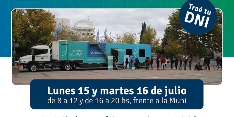 Muchos jóvenes se acercaron al camión de empleo joven