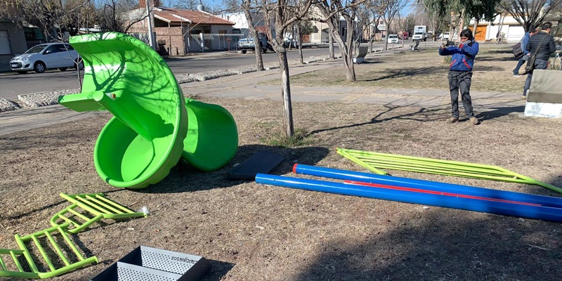 Colocaron juegos para niños en el barrio de la Plaza San Carlos