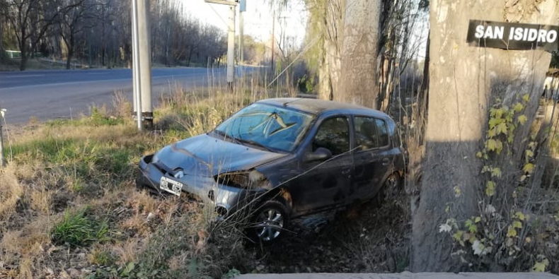 Terminó sobre un canal, luego de colisionar con los árboles