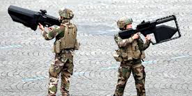 Las futuristas armas exhibidas durante la Fiesta Nacional de Francia