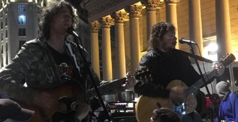 Javier Calamaro dio un recital para personas en situación de calle