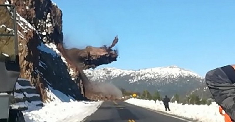 Impactante derrumbe de montaña en la ruta que une Bariloche y Villa La Angostura