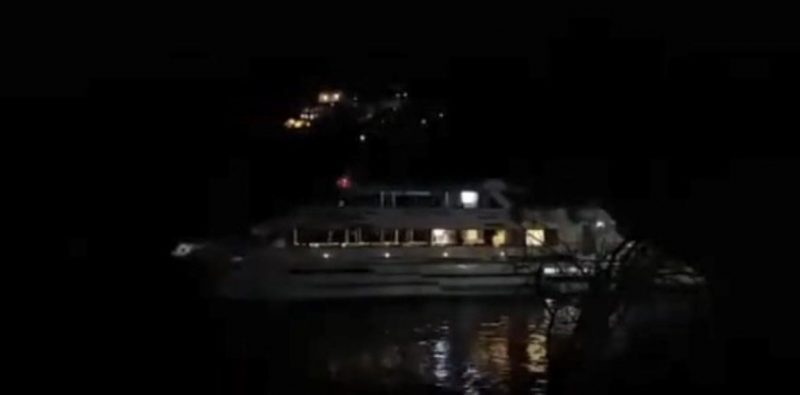 Tras el derrumbe en la Ruta 40, evacúan a 800 turistas de Villa La Angostura por el lago Nahuel Huapi