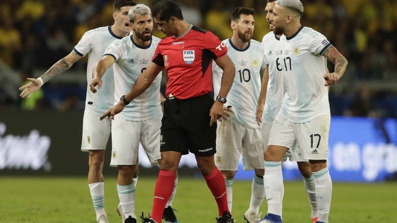 Zambrano rompió el silencio: “El VAR no me llamó”