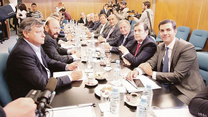Gobernadores y ministros pulen reclamo a Macri por recortes