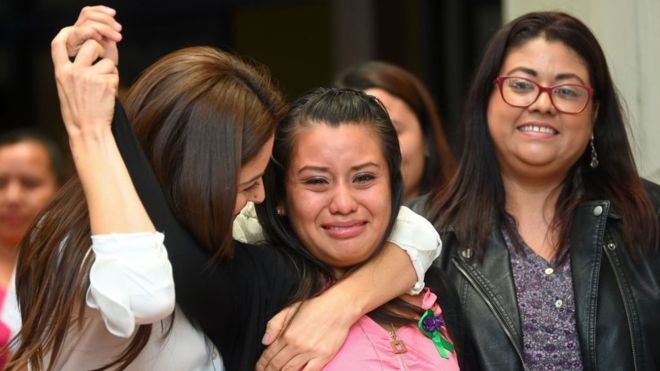 Absuelven a Evelyn Hernández, la joven que dio a luz a un bebé muerto tras ser violada