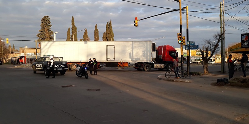Una menor fue impactada por un camión