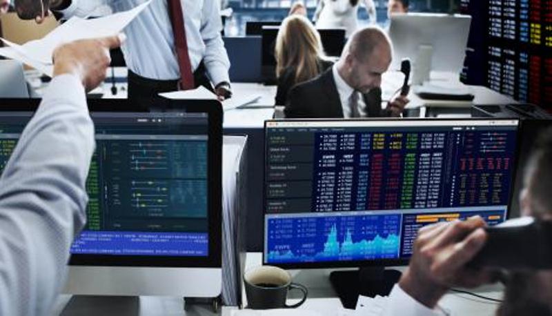 El riesgo país llegó a 2001 puntos tras la suba del dólar y el derrumbe de bonos y acciones