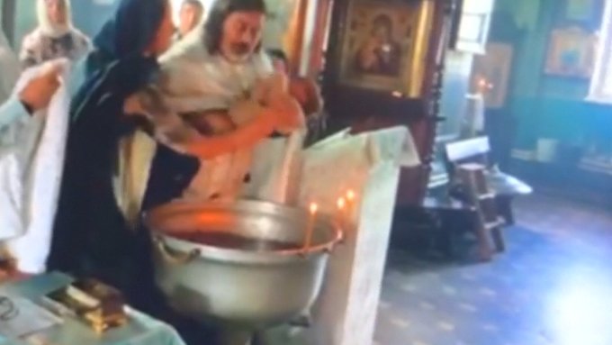 Escándalo en Rusia por el brutal bautismo de un bebé: el sacerdote fue sancionado por violento
