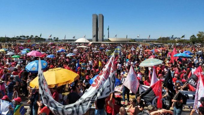 Cerca de 3 mil mujeres indígenas protestaron en el Congreso de Brasil contra las “políticas genocidas” de Bolsonaro
