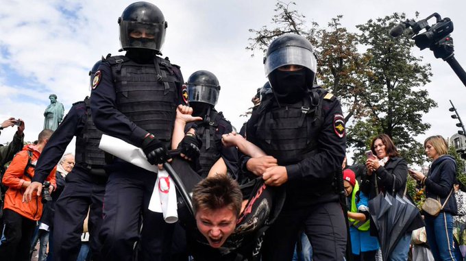 Decenas de detenidos en una protesta récord contra Vladimir Putin en Rusia