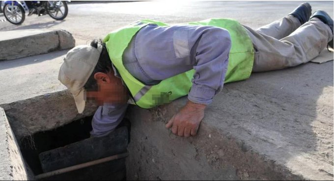 Los vieron pegándole a un joven para robarle y los atraparon adentro de una acequia