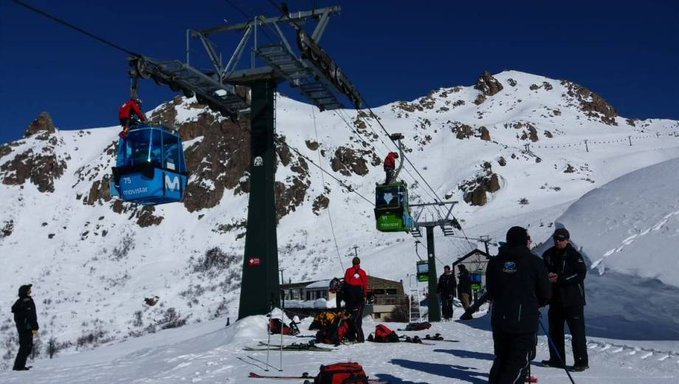 Rescatan a 200 personas que quedaron atrapadas en una telecabina del cerro Catedral