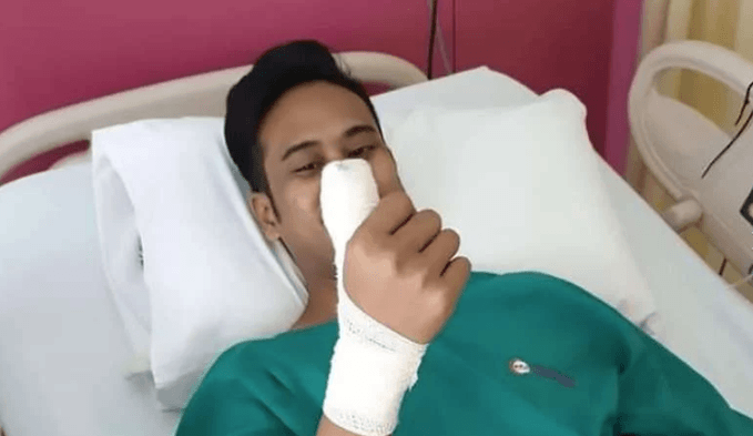 Joven casi pierde dedo jugando en el celular con la pantalla rota