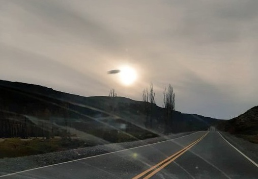 Insólito: en medio de las PASO, fotografiaron un OVNI en Neuquén