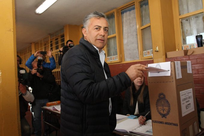 Cornejo se olvidó el DNI, votó con su hijo y dijo que “no hay que sembrar sospechas”