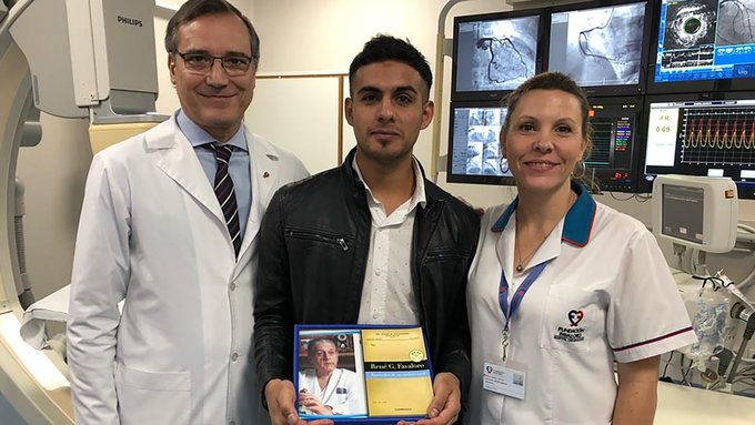La Fundación Favaloro reconoció al enfermero discriminado por su ropa en el tren