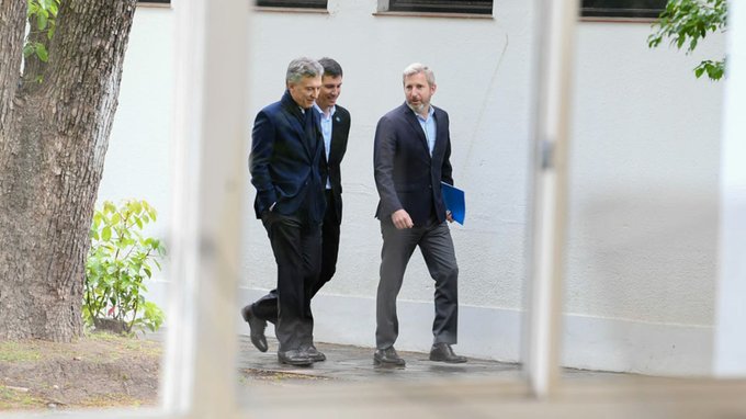 Mauricio Macri analizó el escrutinio definitivo de las PASO con Rogelio Frigerio y Adrián Pérez
