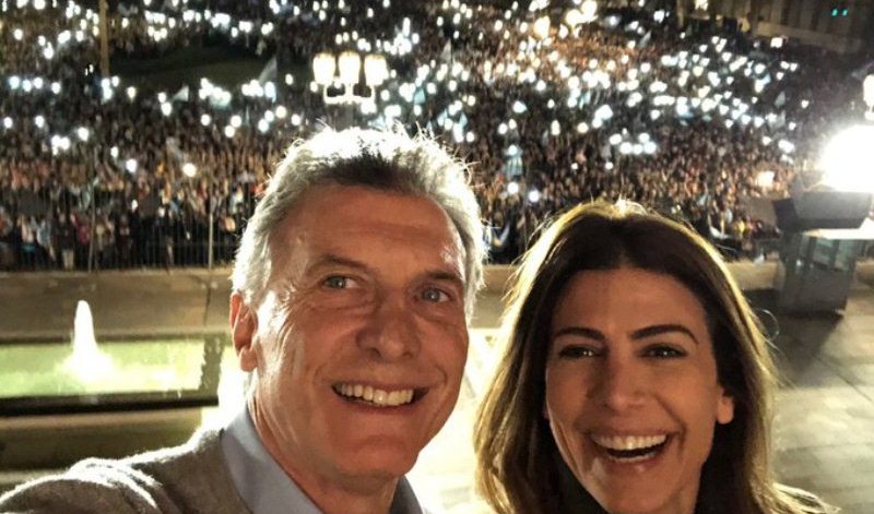 Mauricio Macri saludó emocionado desde la Casa Rosada