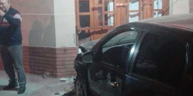 En un aparatoso accidente un vehículo se incrustó en una vivienda