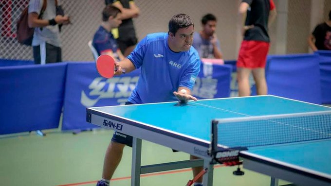 La asombrosa historia del primer campeón mundial argentino de ping pong: tiene síndrome de Down y necesita fondos para seguir triunfando
