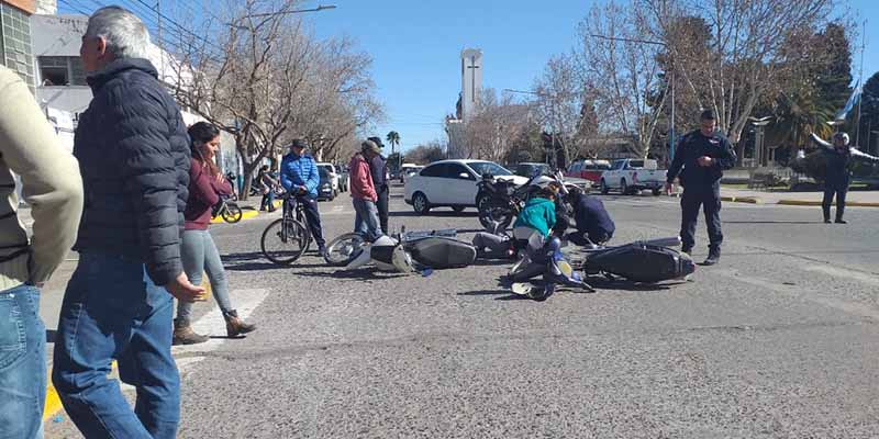 Accidente entre dos motocicletas en Avenida Alvear Oeste