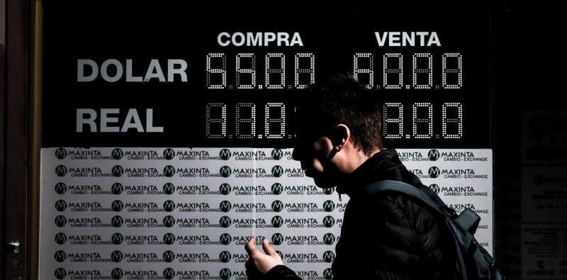 El dólar salta 23% y cierra en $ 57,30 tras la derrota de Macri en las PASO