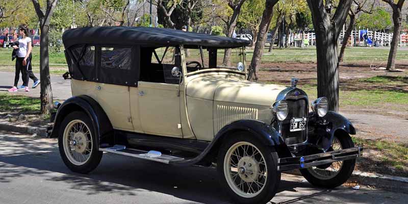 Se realiza la 1ª Exposición de autos y motos clásicos