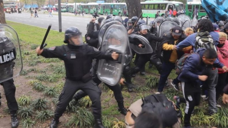 Incidentes entre piqueteros y la Policía por acampe sobre 9 de Julio