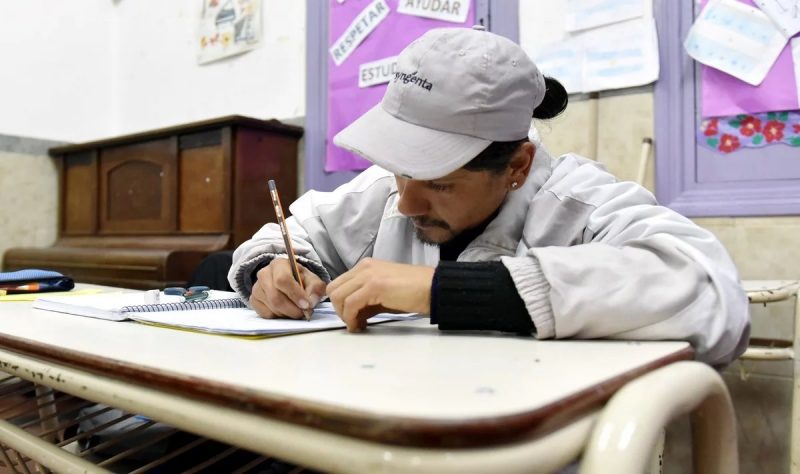 De día lava autos y de noche duerme en la calle: decidió retomar la escuela primaria para “conseguir un trabajo digno”
