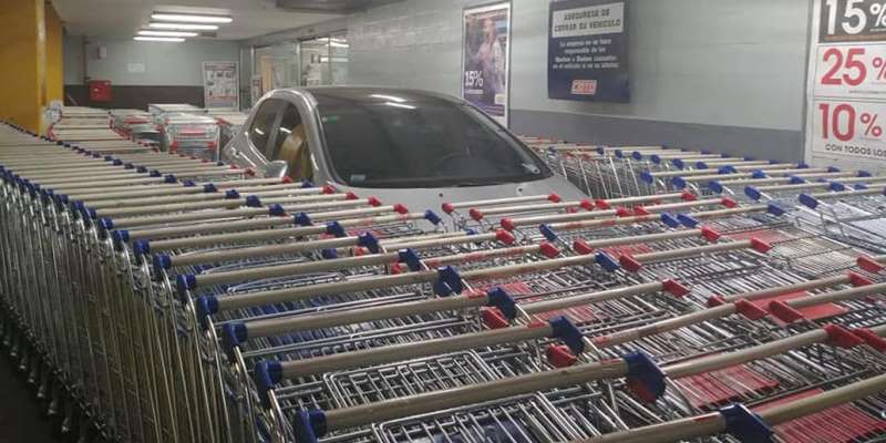 Estacionó en un lugar prohibido y los empleados del supermercado le dieron una lección