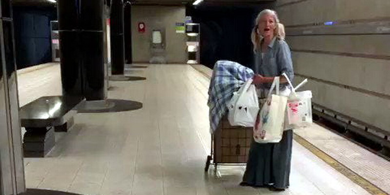 La triste historia de la misteriosa cantante del metro de Los Ángeles que se viralizó