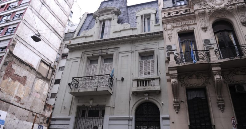 Un empleado del Instituto Patria encontró 100 mil dólares en una caja y se los robó