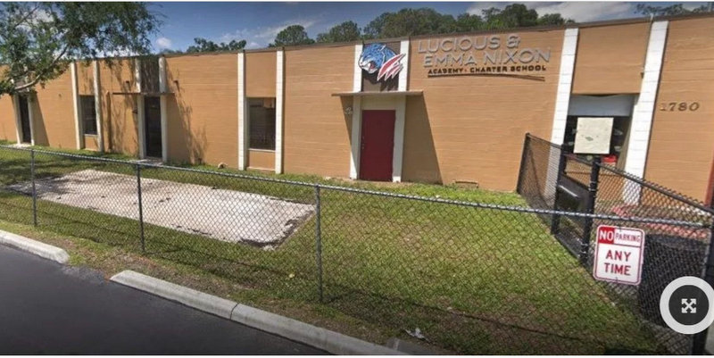 Tiene 6 años, pateó a un empleado de la escuela y se la llevaron esposada