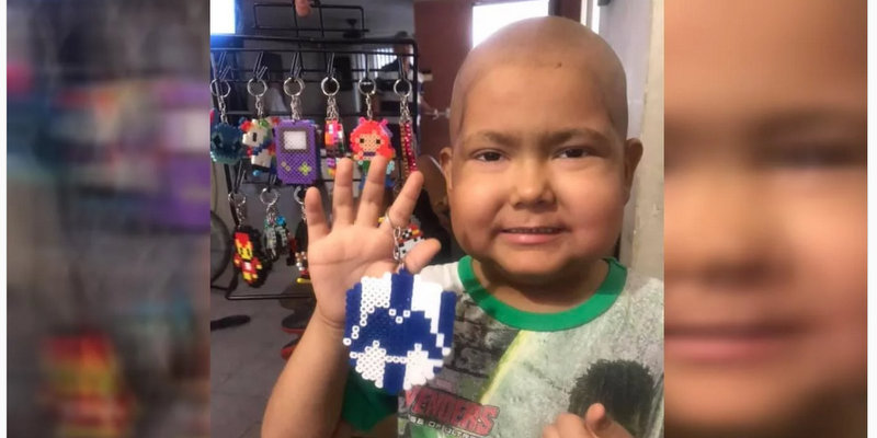 Un nene de cinco años con cáncer hace llaveros para pagar su tratamiento