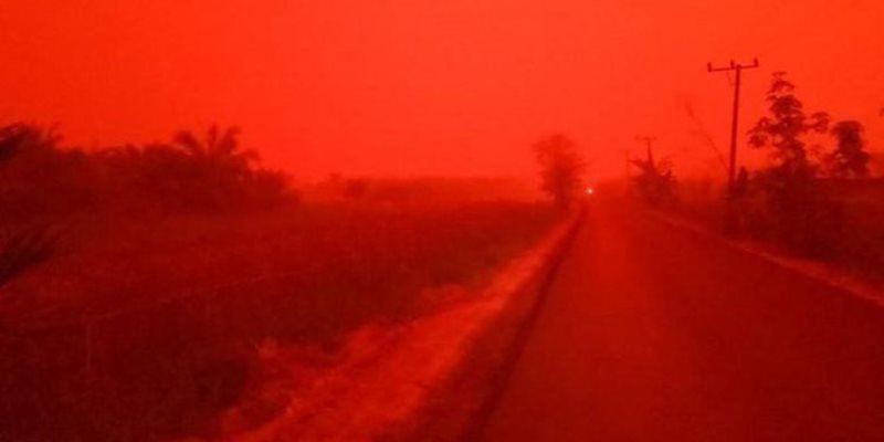 Peligroso fenómeno tiñó de rojo el cielo en Indonesia. Video