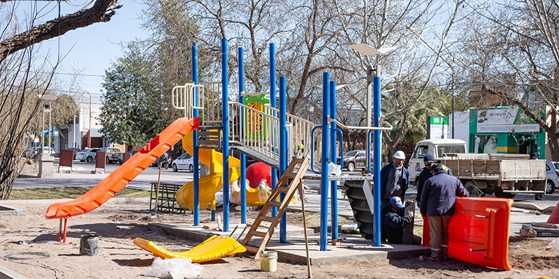 Colocaron juegos inclusivos en la plaza de Ciudad