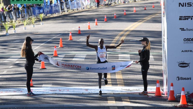 Maratón de Buenos Aires: el keniata Evans Chebet ganó con récord y brillaron los argentinos