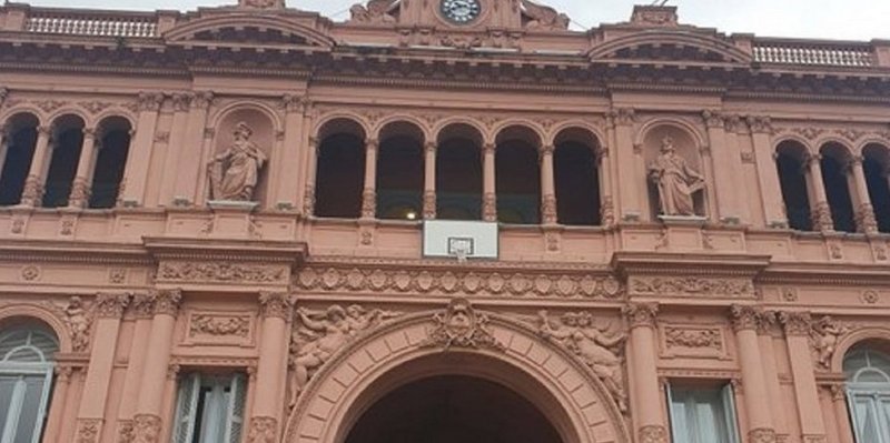 La Casa Rosada con un aro de básquet en la fachada en honor a la Selección Argentina