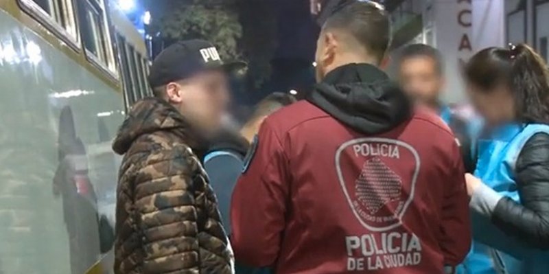 Estaba prófugo, no aguantó la tentación de ir a la cancha y lo descubrieron