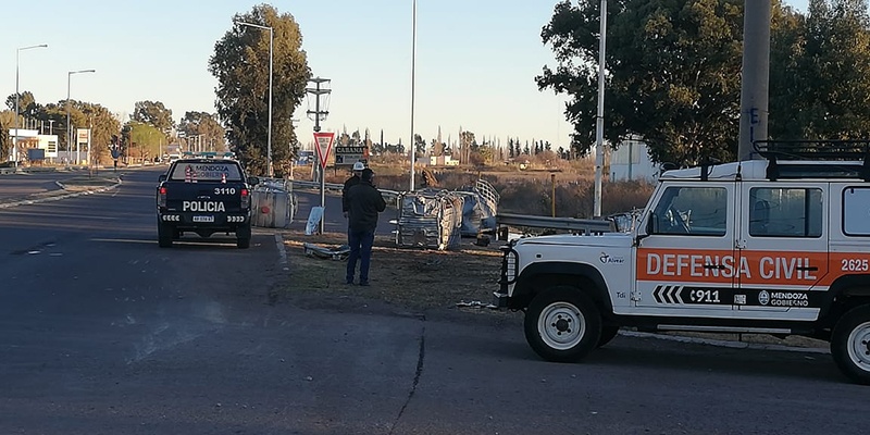Un camión con aceite contaminado volcó su carga sobre Ruta 143
