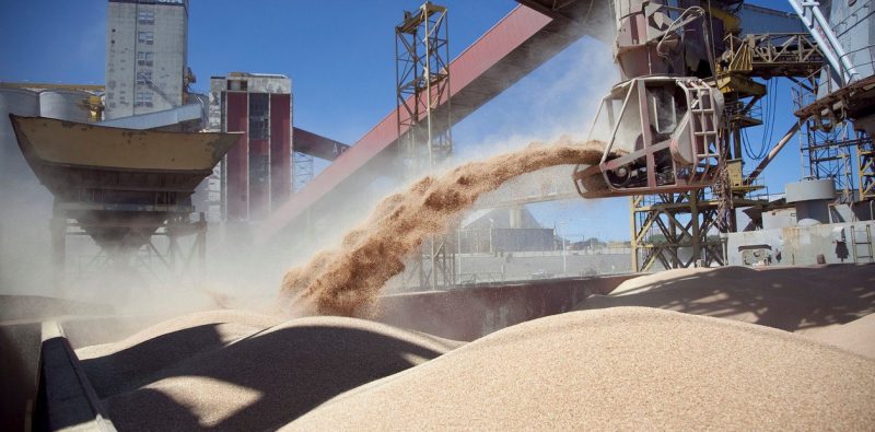Pese al reclamo del campo, el Gobierno vuelve a subir las retenciones a la soja y al maíz